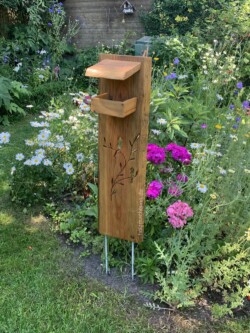 Futterhaus-Stele Stele mit Futterhaus