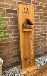 Einzelstele mit Vogelfutterhaus und Pfotenmotiv Einzelstele mit Vogelfutterhaus und Pfotenmotiv