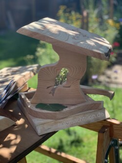 Vogelfutterhaus mit beweglichem Rand Vogelfutterhaus mit beweglichem Rand