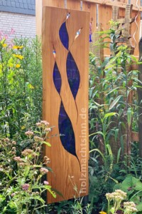 Stele mit blauen Elementen Stele mit blauen Elementen