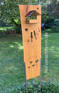 Stele mit Vogelfutterhäuschen Stele mit Vogelfutterhäuschen